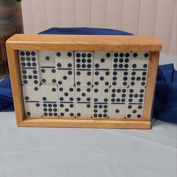 Double Nine Dominoes Set in Wood Box w/Glass Lid - The Classic Collection - Picture 7 of 8